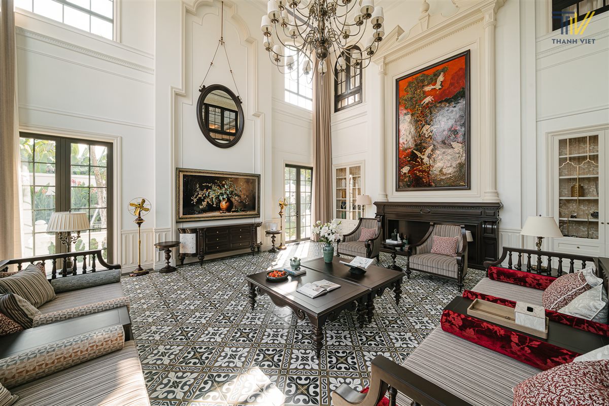 Phòng khách Maison Villa với bức tranh sơn mài lớn, ảnh Thanh Viet Interior