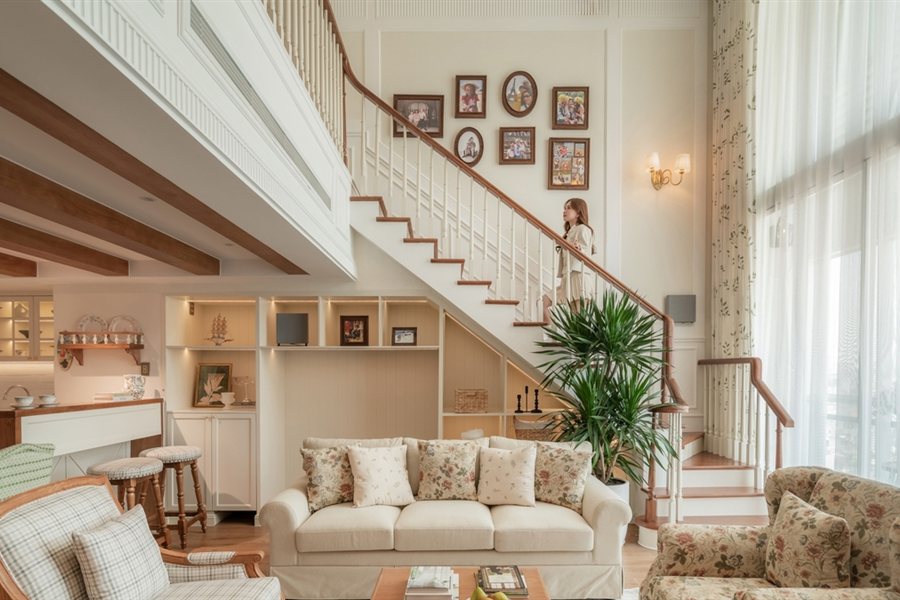 Phòng khách thông tầng căn duplex 162 m2 phong cách đồng quê Pháp, ảnh Thanh Viet Interior